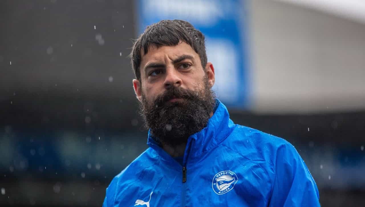 El Alavés deja fuera a Villalibre del anuncio oficial de las equipaciones