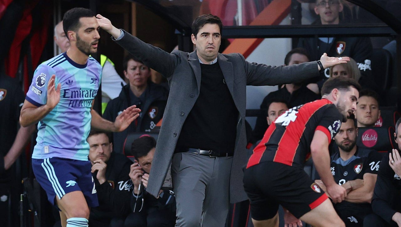 Andoni Iraola la lía en la Premier