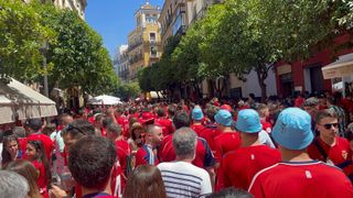 La afición de Osasuna invade las calles de Sevilla antes de la final ante el Real Madrid