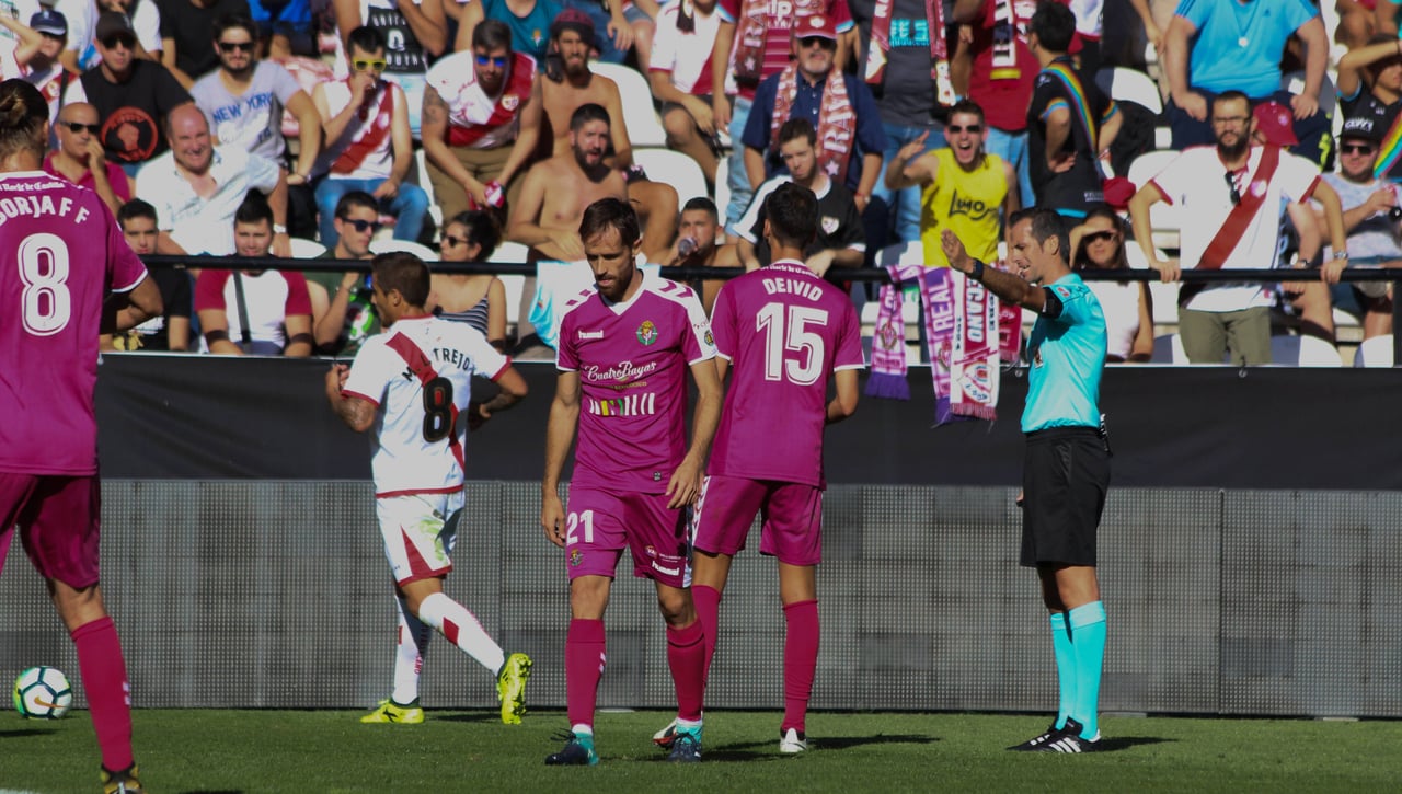 Los otros miembros del equipo arbitral, linier y cuarto árbitro - Regla 6 del del reglamento FIFA del fútbol