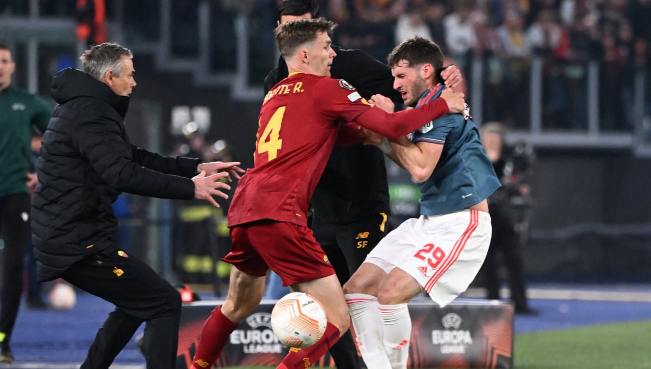 Las imágenes de la agresión del asistente de Mourinho a Santi Giménez en el Roma-Feyenoord
