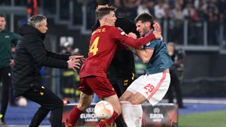 Las imágenes de la agresión del asistente de Mourinho a Santi Giménez en el Roma-Feyenoord