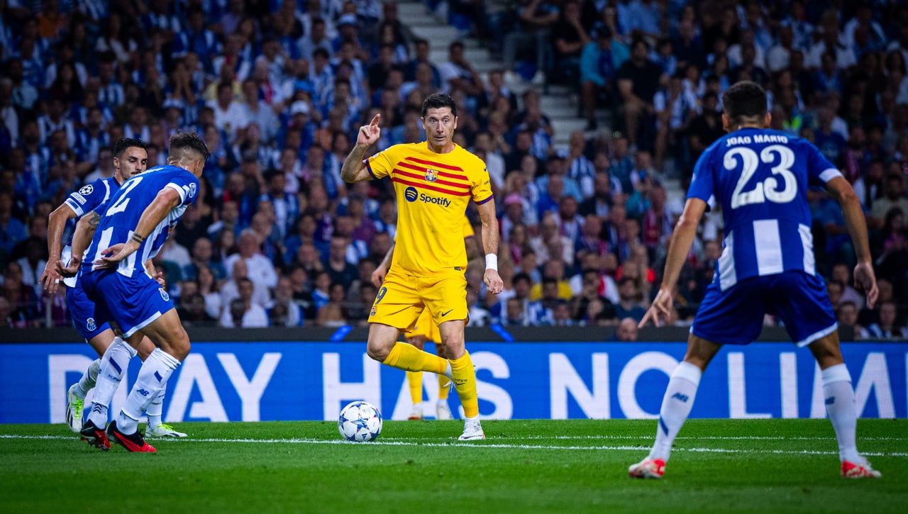 Problemas para Xavi: Lewandowski se marchó lesionado frente al Oporto