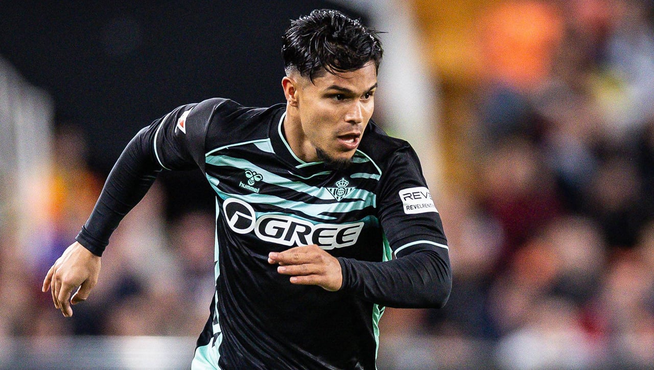 El Betis anuncia que Cucho Hernández ha sido operado para mejorar su respiración