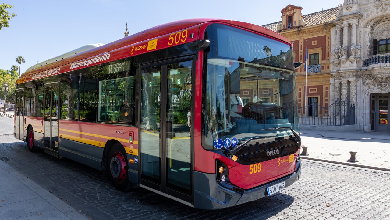 Esperar al autobús sin pasar calor ya es posible en Sevilla
