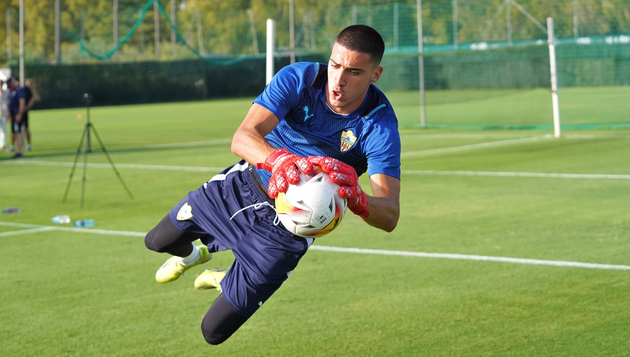 El Granada mira al mercado de fichajes y ya suena un nombre para la portería