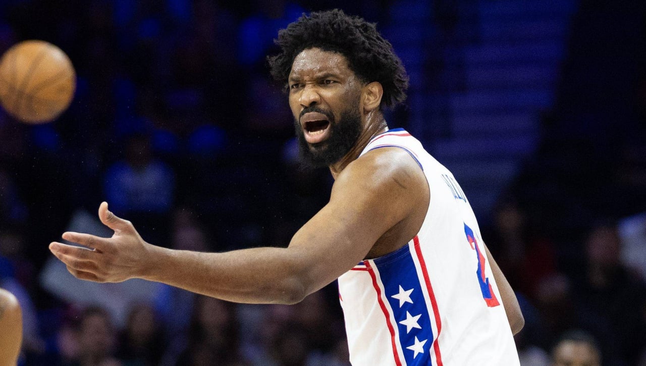 Joel Embiid la lía en su regreso a las canchas