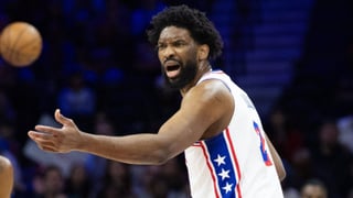 Joel Embiid la lía en su regreso a las canchas