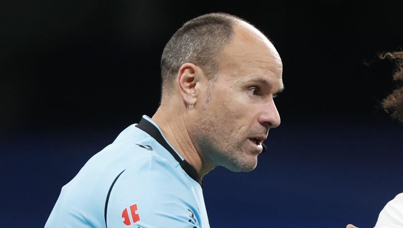 Mateu Lahoz la lía en el Linares - Sevilla de Copa del Rey