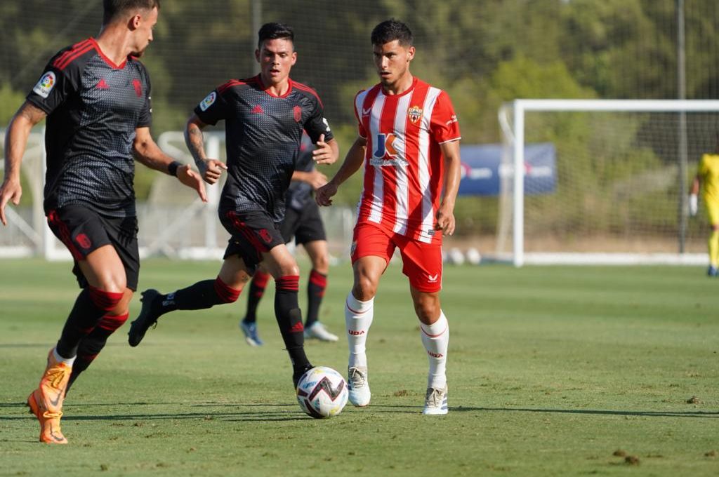 El Almería cae ante el Granada con pleno de goles en la segunda mitad