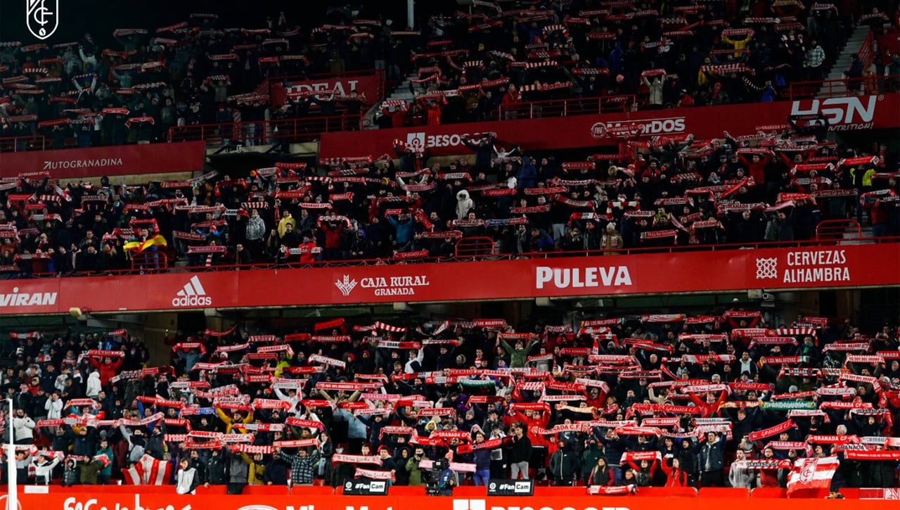 Dos heridos al ceder una valla en el Granada - Málaga