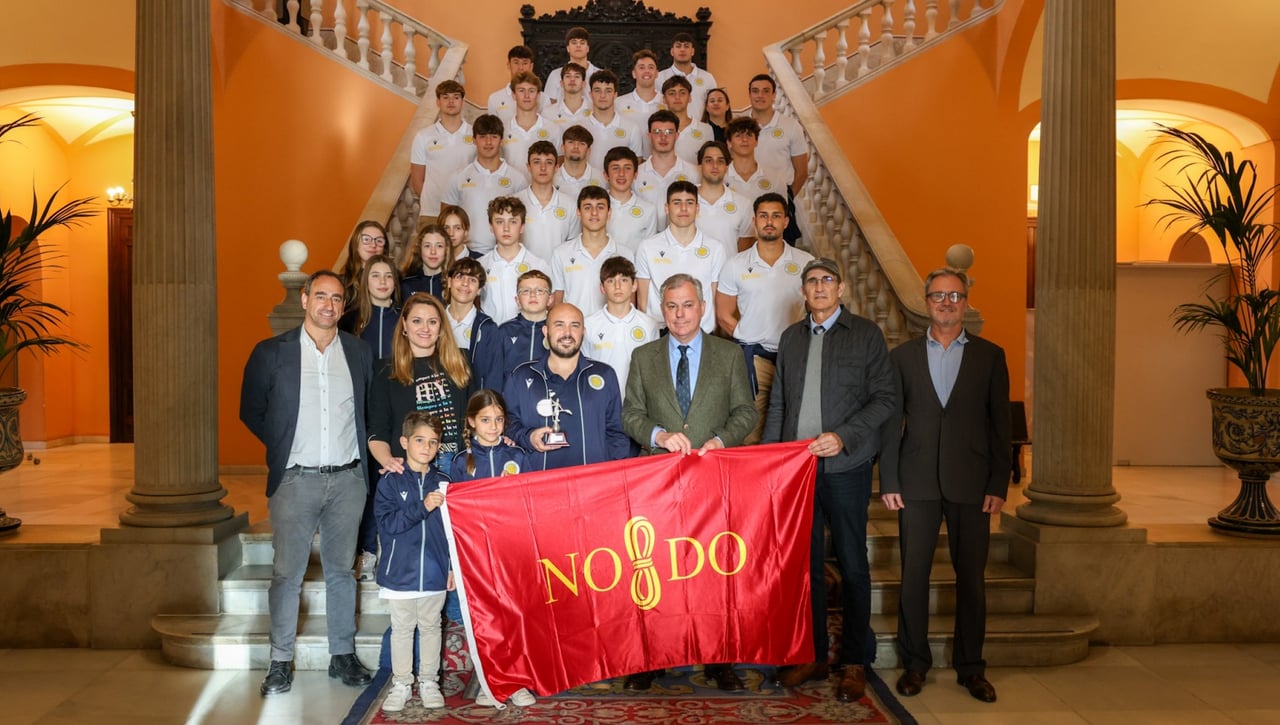 José Luis Sanz rinde homenaje al Club Waterpolo Sevilla por su 30 aniversario