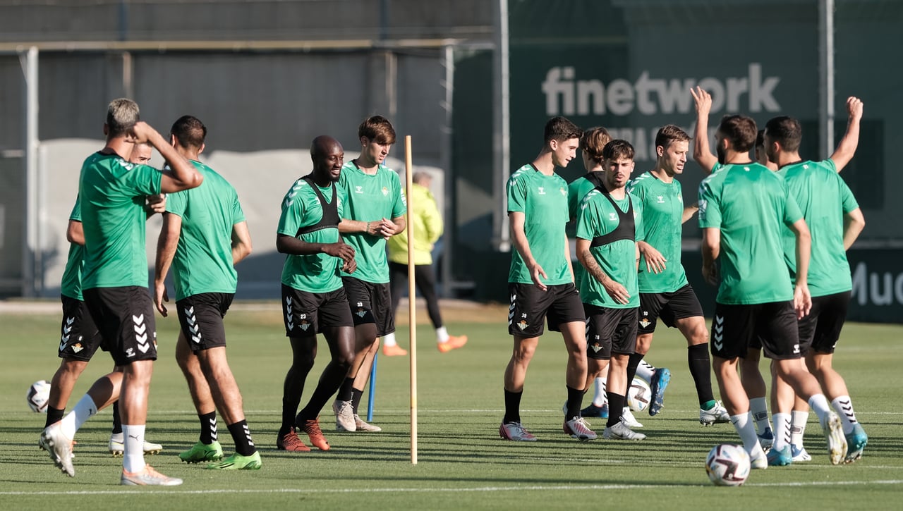 Pellegrini recupera otros dos efectivos en la última sesión del Betis antes de viajar a Roma