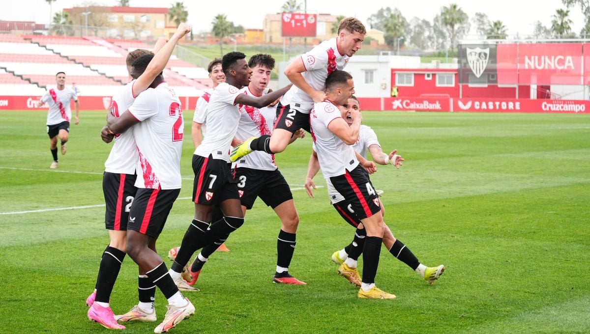 2-1: El líder Sevilla Atlético remonta sobre la bocina para no tropezar en la misma piedra