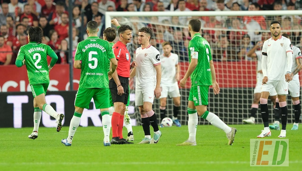 Con apenas polémica, Gil Manzano salió airoso de El Gran Derbi