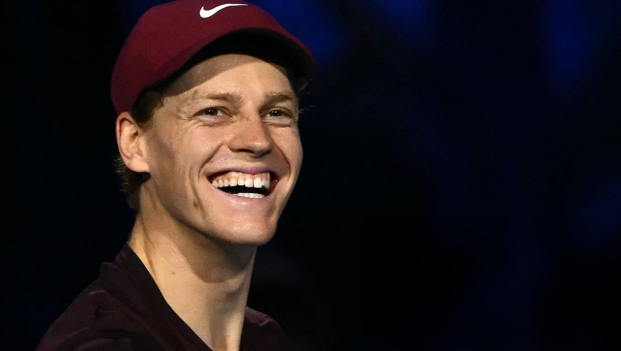 Jannik Sinner destroza a un mermado Aliassime y mete miedo en las Finals