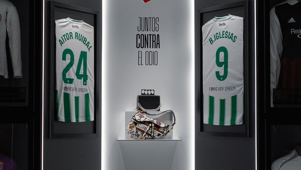 Los bolsos de Borja Iglesias y Aitor Ruibal lucirán en un museo