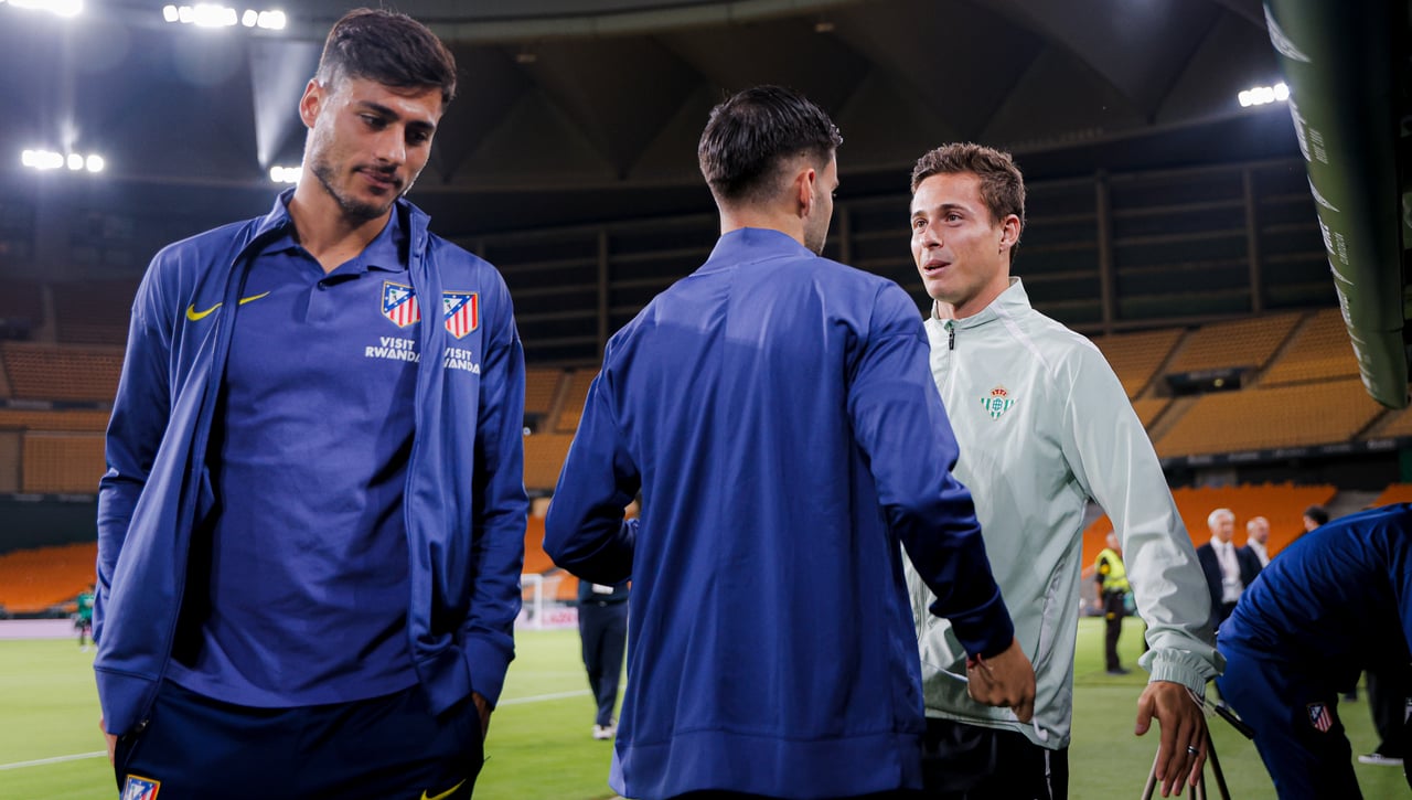 Sin minutos en el Betis - Atlético, Riquelme busca el lugar ideal