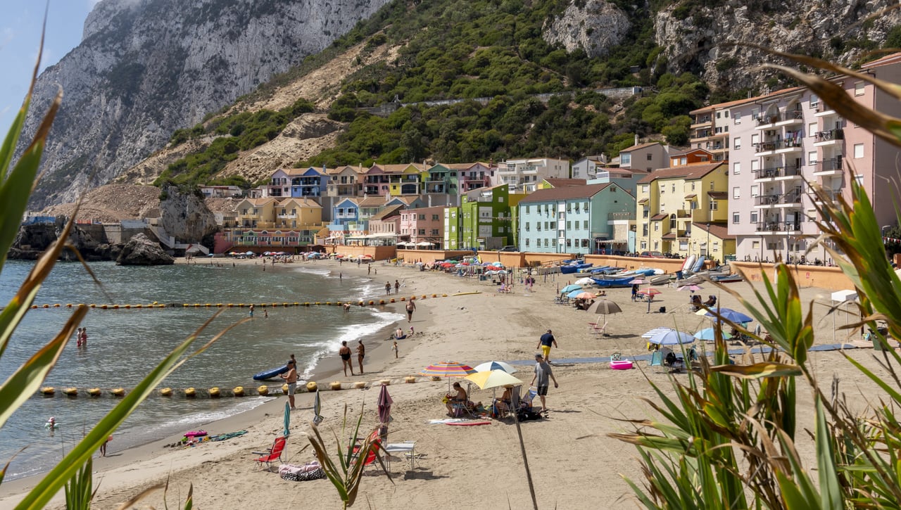 La playa cerca de Cádiz que parece sacada de 'La Sirenita'