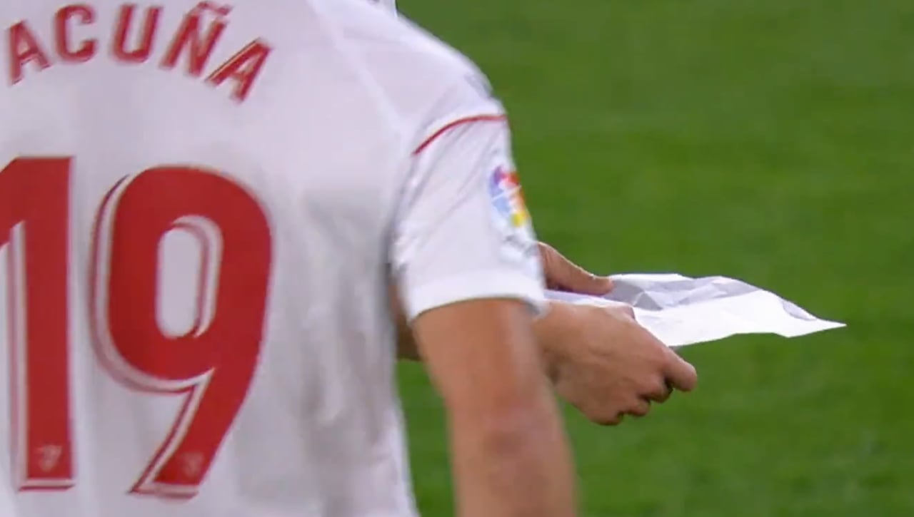 Sevilla-Osasuna: Lo que decía el 'papelito' de Sampaoli que Acuña tiró al césped