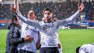 Fer Niño abre la puerta