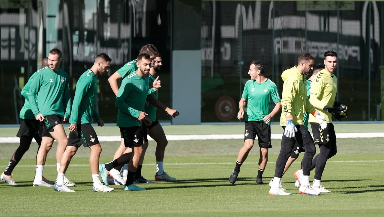 Última sesión del Betis antes de viajar, con Guardado pero con tres bajas añadidas