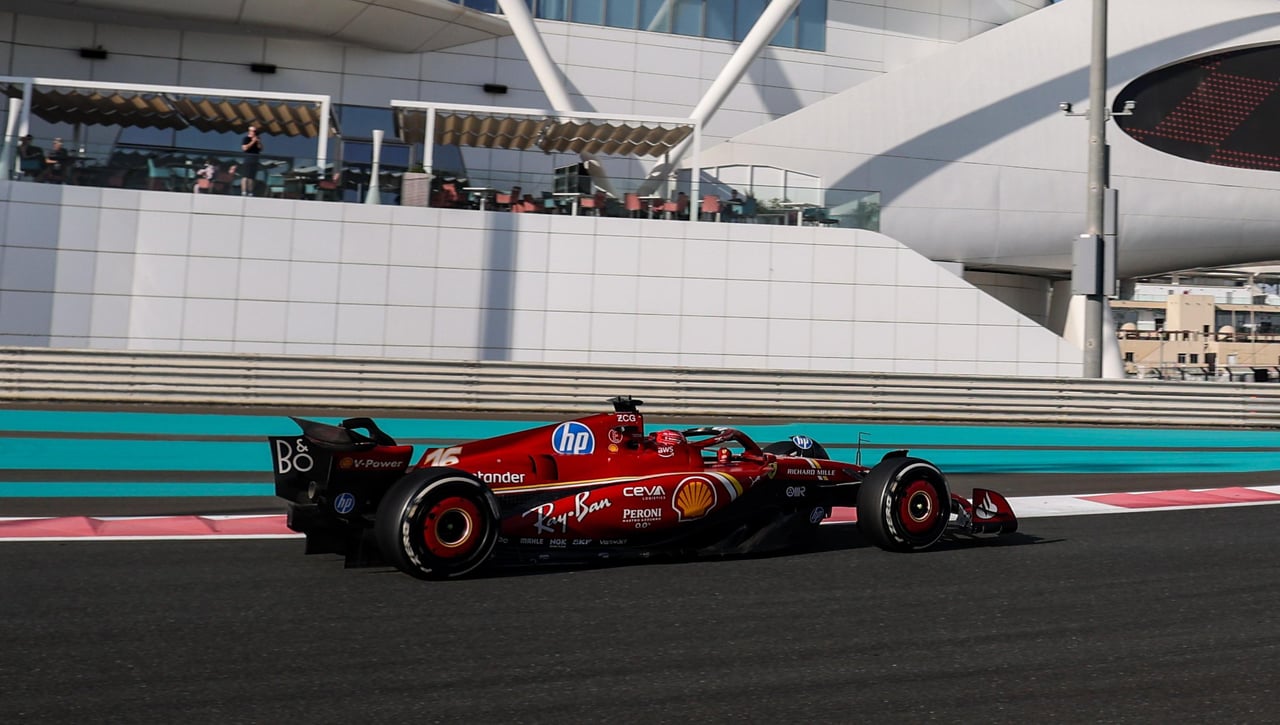 Charles Leclerc fastidia el estreno triunfal de Carlos Sainz