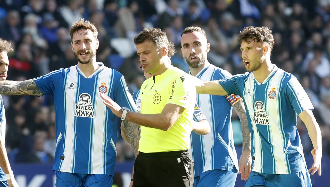 El Espanyol emula al Sevilla y estalla por el arbitraje