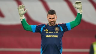 La cojera de Unai Simón que enciende las alarmas en el Athletic