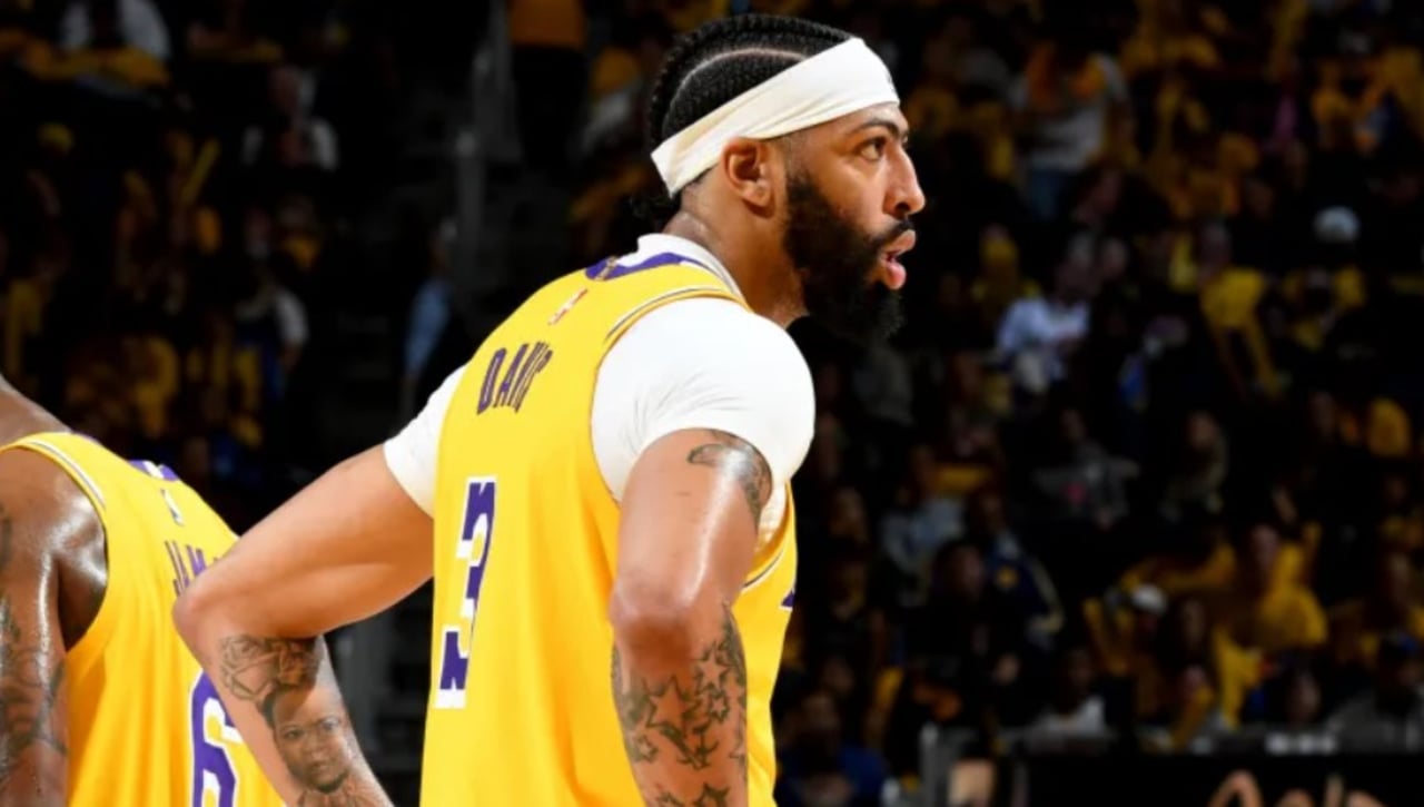 La preocupación de Los Lakers al ver salir a Anthony Davis en silla de ruedas