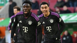 El rendimiento de Davies causa división en el Bayern 