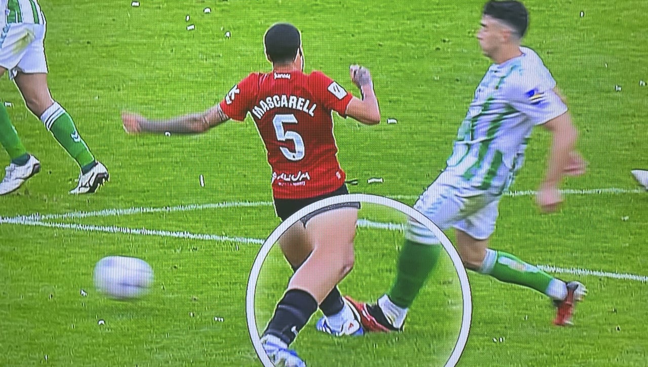 La polémica del Betis - Mallorca: ¿pisa primero o le pisan?