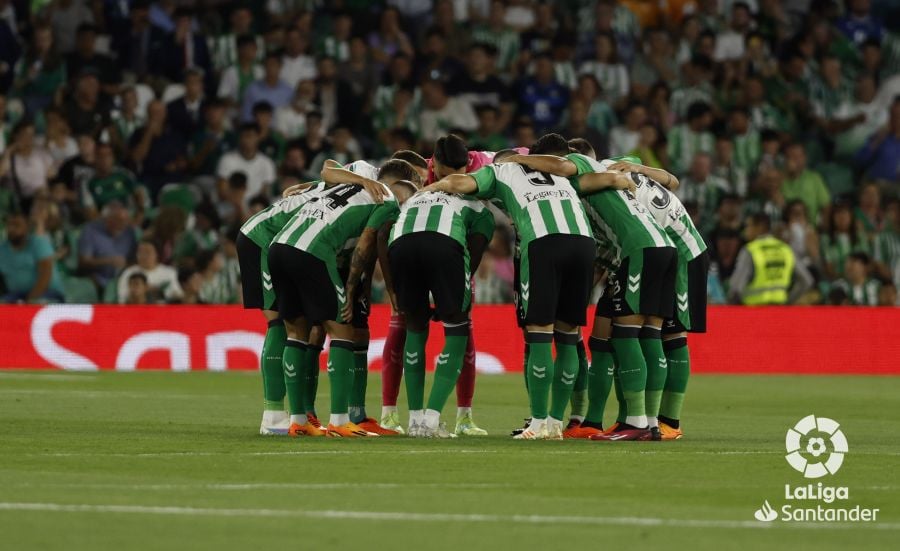El vestuario del Betis admite el "nerviosismo" y "una distancia importante" por la Champions