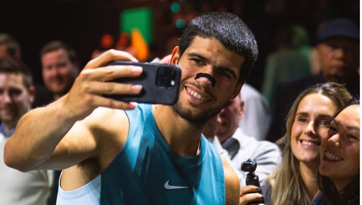 Carlos Alcaraz se echa hacia atrás en Doha