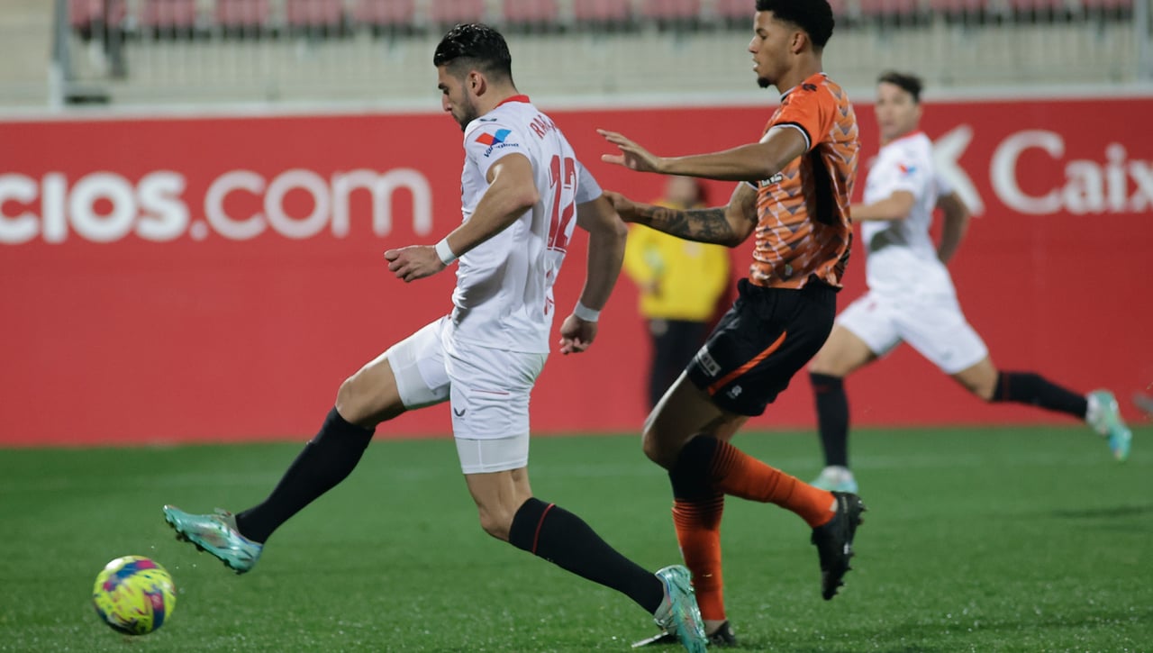 Bigoleador como extremo, Rafa Mir se sigue viendo "un delantero"