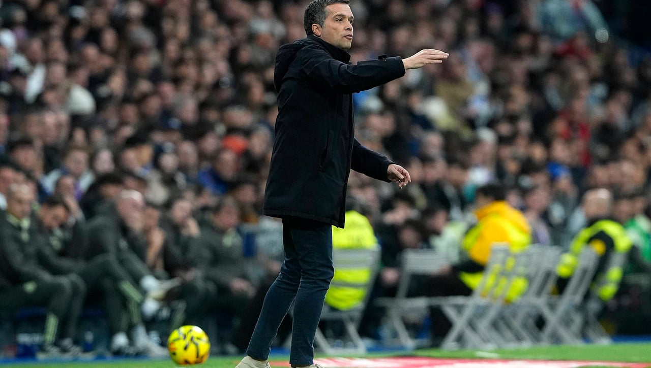 Luis Castro avisa con Etta Eyong: "Puede dar más, él lo sabe y esperemos que pueda hacerlo"