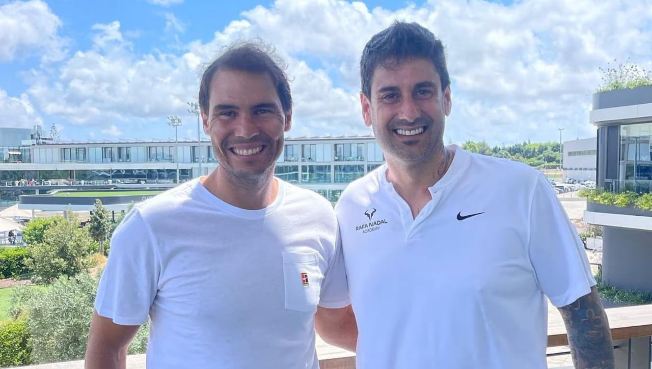Melendi se marca un 'Joaquín' en la academia de Rafa Nadal