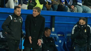 Urko Izeta se complica y el Oviedo podría confiar el gol a Joaquín Delgado