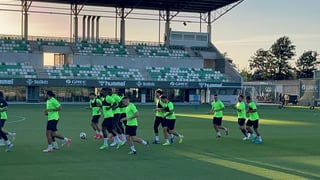 El último entrenamiento verdiblanco, en la intimidad pero con muchas miradas extra