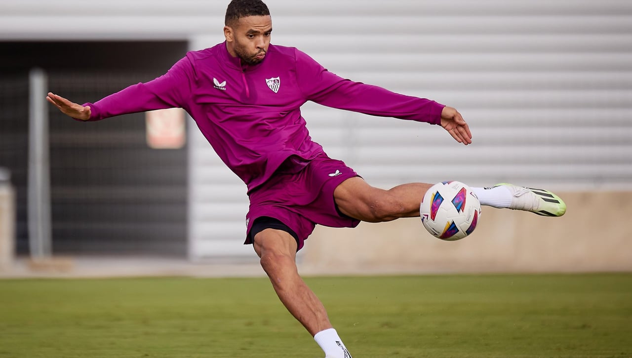 Una novedad y una baja de última hora en la lista de convocados del Sevilla para visitar al Atlético