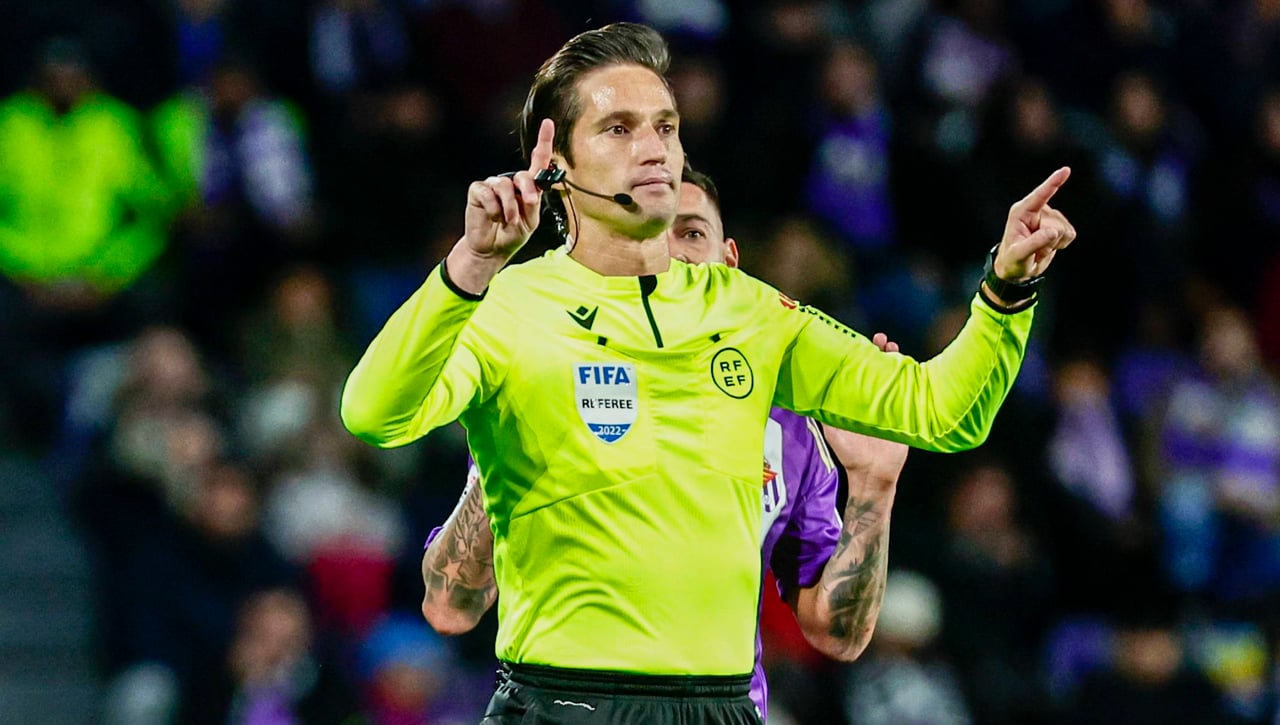 La empresa de Munuera Montero, en el punto de mira y él se explica