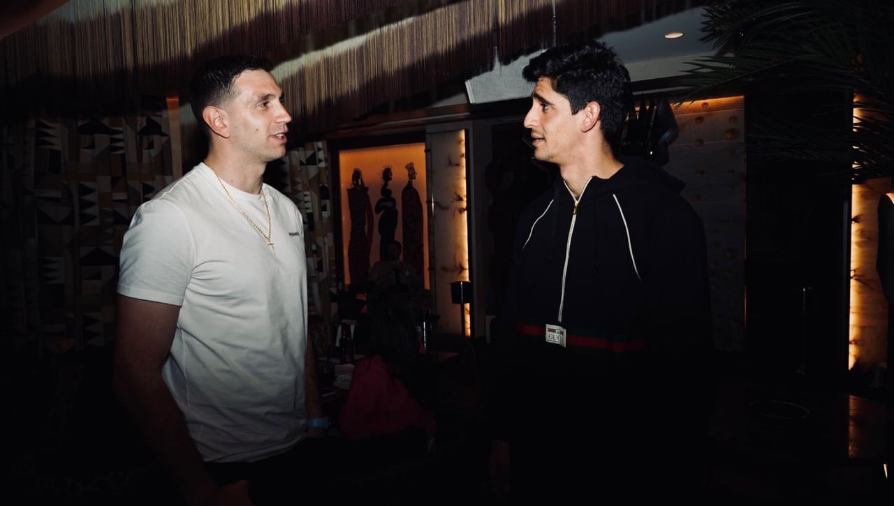 Bono no puede 'parar' al 'Dibu' y Courtois en 'The Best' 2022