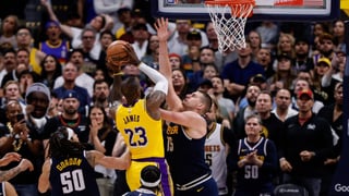 Lebron James se aleja de los Lakers