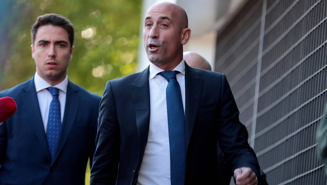 Caos en la presentación del libro de Rubiales: su tío lo ataca lanzándole huevos y acaba detenido