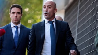 Caos en la presentación del libro de Rubiales: su tío lo ataca lanzándole huevos y acaba detenido