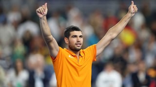 Carlos Alcaraz le enseña el camino a Joao Fonseca