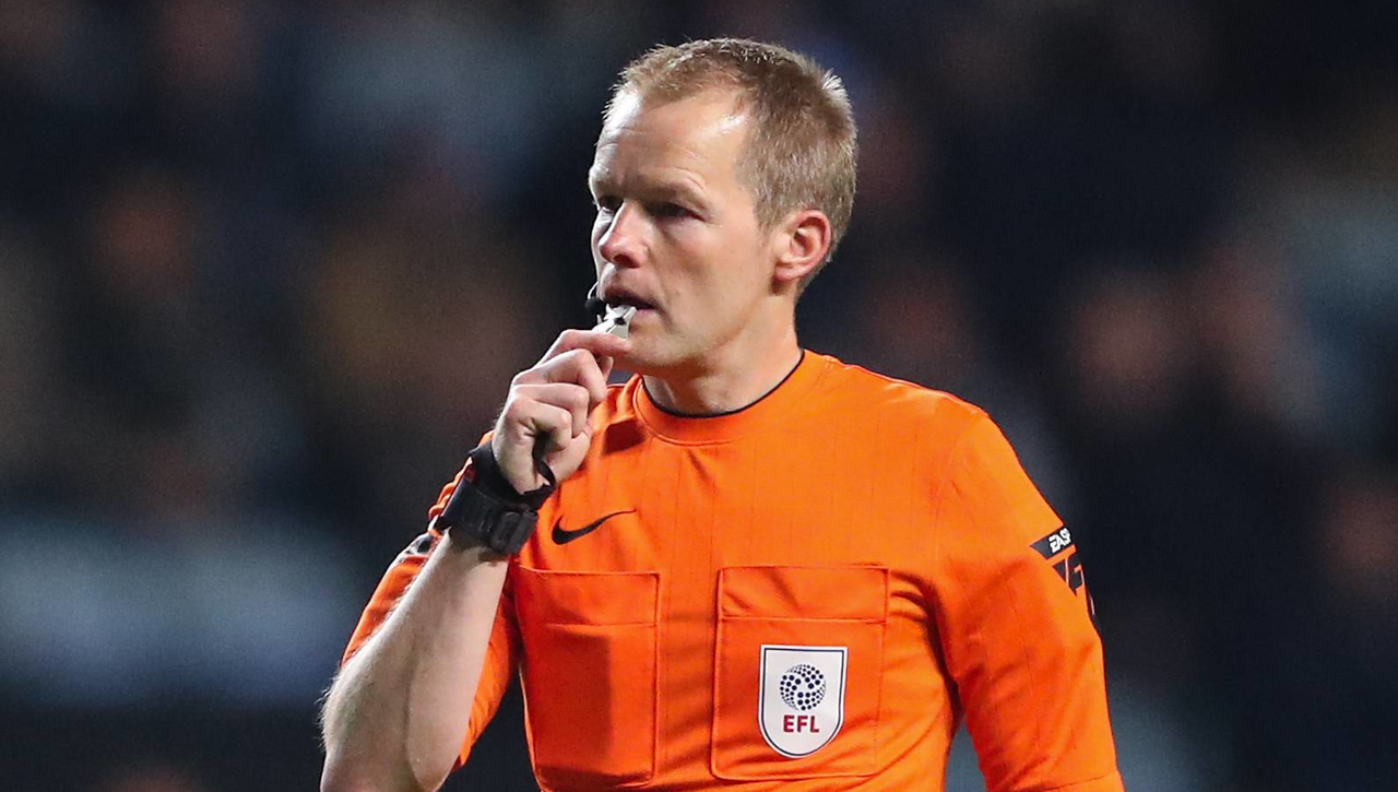 Balón en juego: ¿Qué pasa si toca el árbitro el balón? | Regla 9 del reglamento FIFA del fútbol