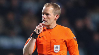 Balón en juego: ¿Qué pasa si toca el árbitro el balón? | Regla 9  del reglamento FIFA del fútbol