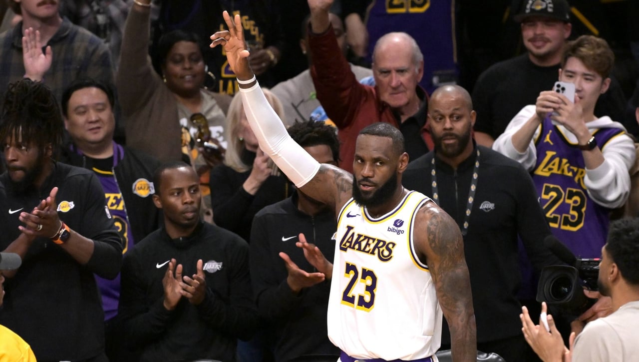 Un legendario LeBron James se pone a 40.000