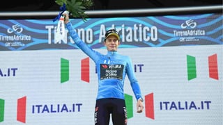 Duro palo para Juan Ayuso